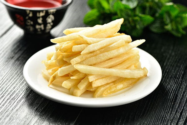 batatas fritas congeladas re-fritas para comer