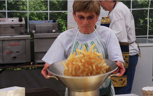 Procesamiento de patatas fritas en las calles de Bélgica