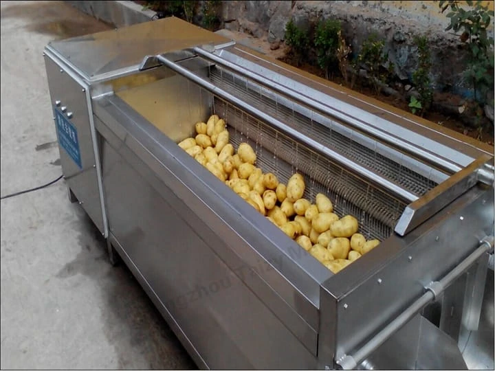 آلة الفرشاة تقوم بتنظيف البطاطس.
