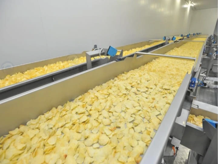 La chaîne de production de chips est en marche.