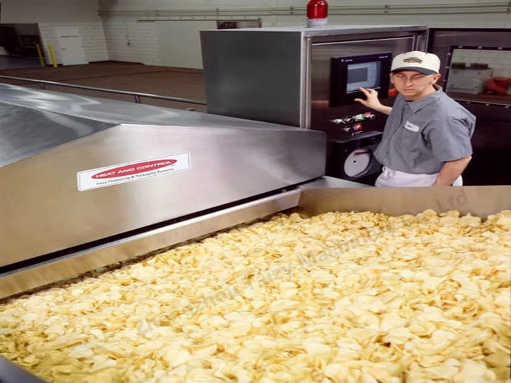 A linha de produção de batatas fritas está funcionando de forma eficiente.